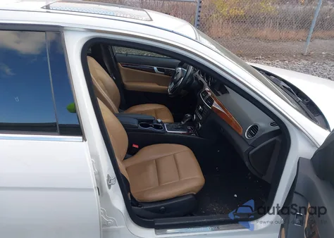 2013 Mercedes-Benz C 300 Sport 4Matic z USA, uszkodzony, nr VIN WDDGF8AB8DR266742